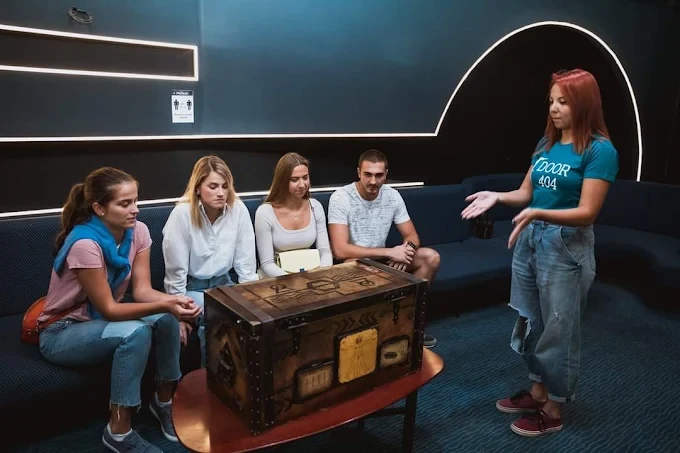 Game master objašnjava pravila ekipi pre početka igre u Door 404 Novi Sad