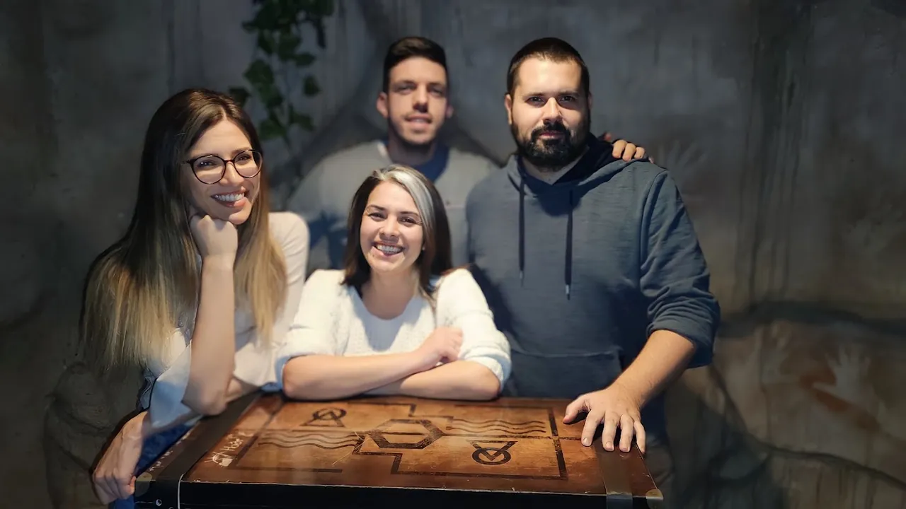 Grupa studenata rešava zagonetke u sobi Kutija Izgubljenih Legendi — escape room Door 404 Novi Sad