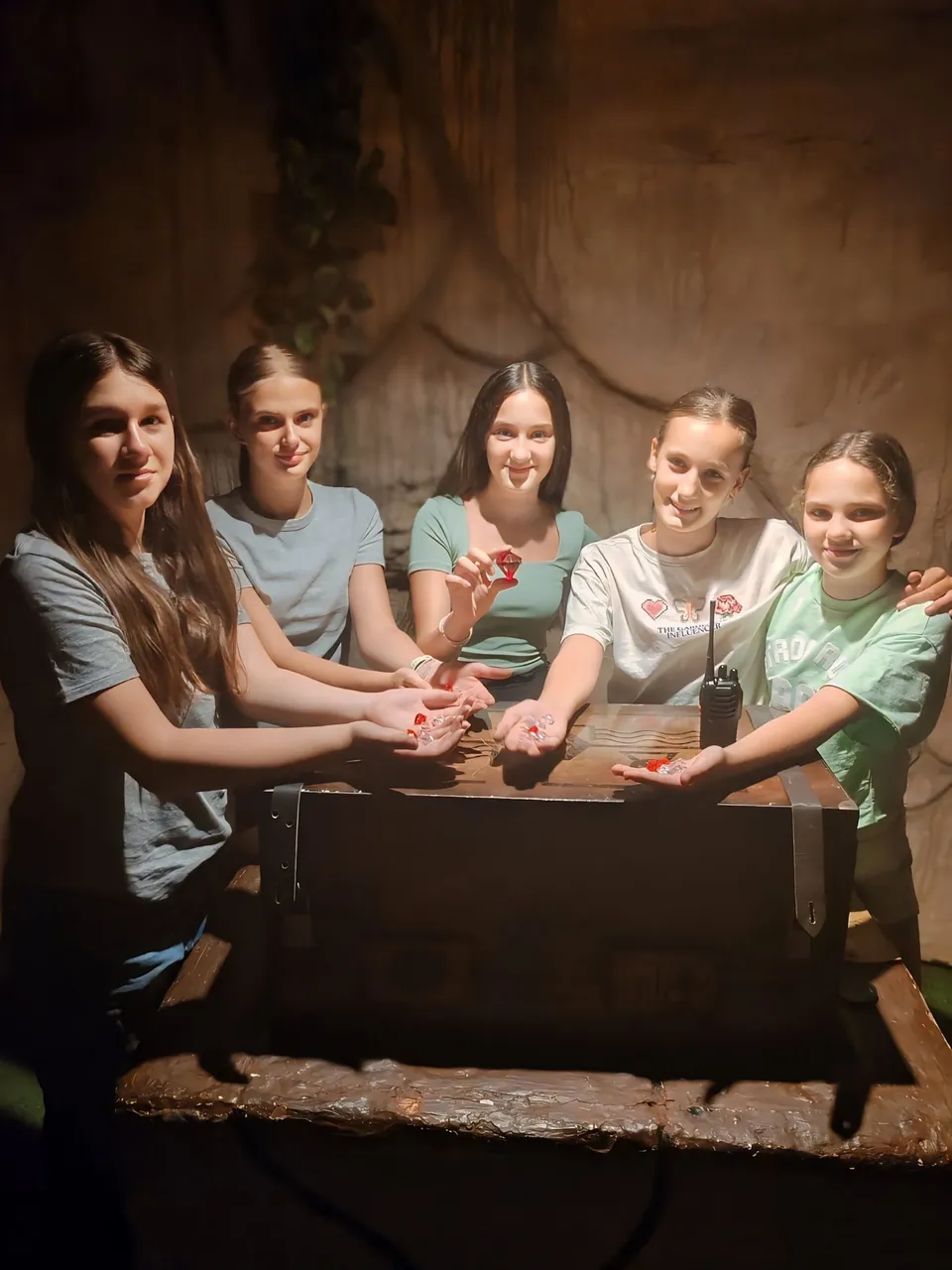 Ekipa oko kovčega u sobi Kutija Izgubljenih Legendi — escape room Door 404 Novi Sad