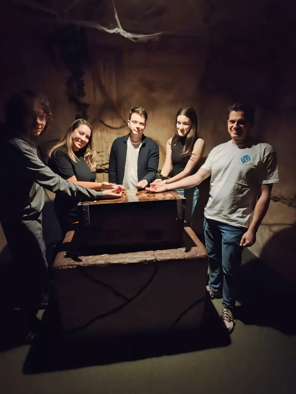 Tim sa rukama na kovčegu u pećini — escape room Kutija Izgubljenih Legendi, Novi Sad