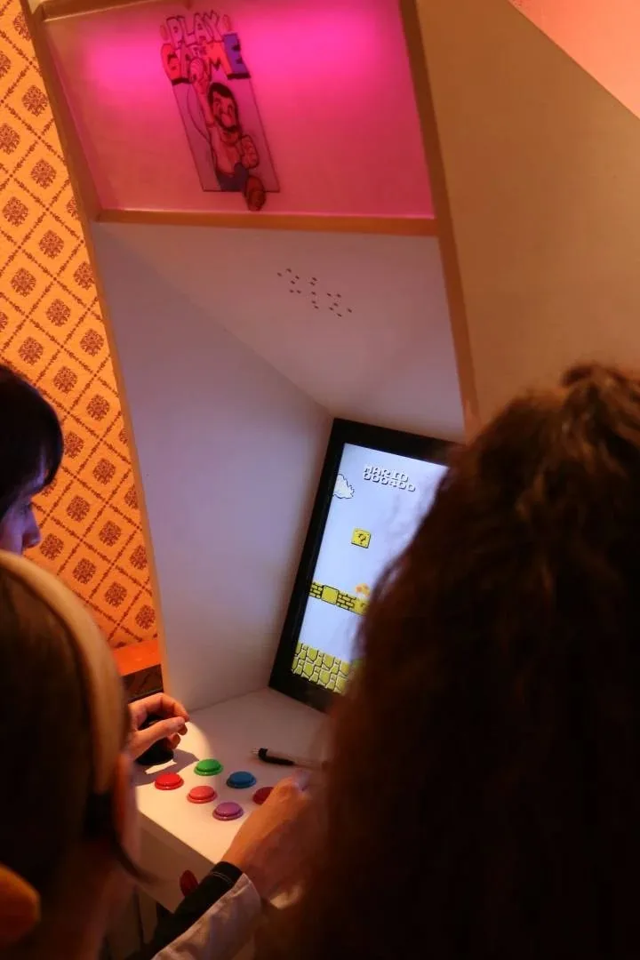 Arkadna igra kao rekvizit u escape room sobi Door 404 Novi Sad
