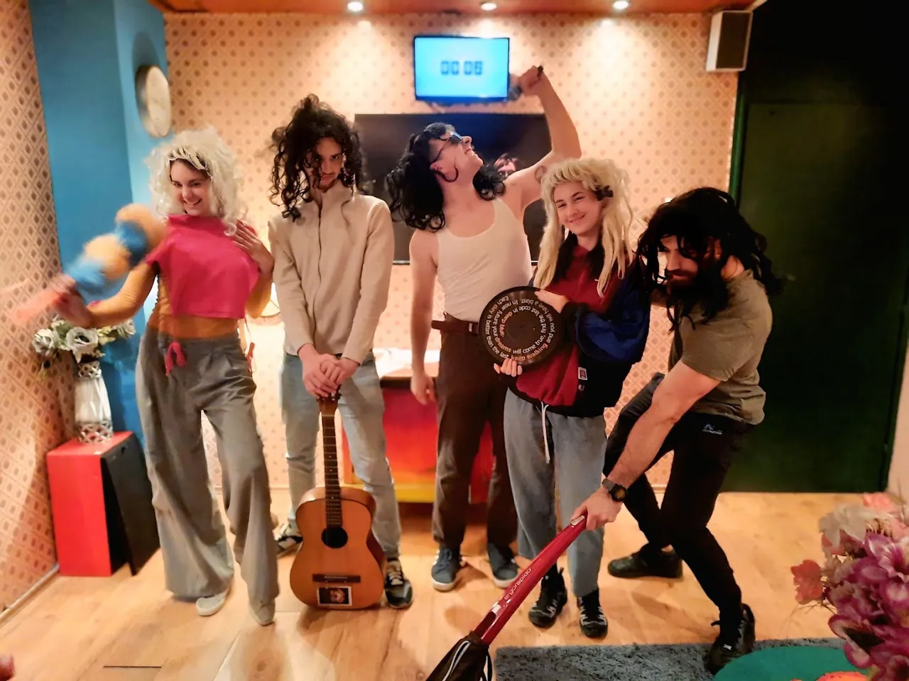 Tim slavi pobedu u retro sobi Njeno Visočanstvo — escape room Novi Sad