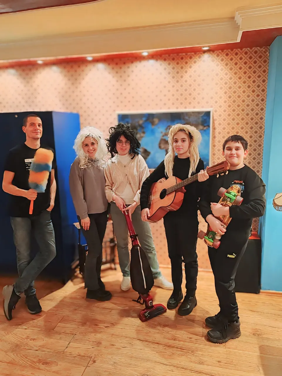 Porodica sa tinejdžerima u retro escape room sobi Door 404 u Novom Sadu