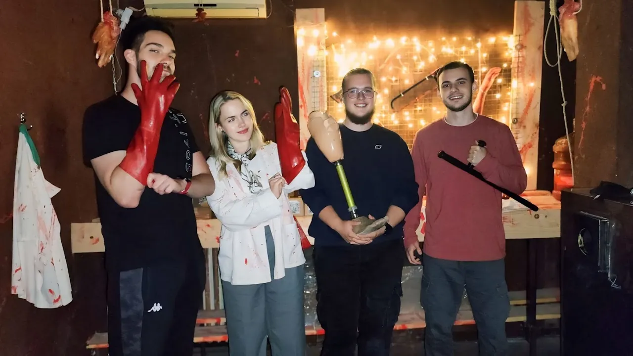 Ekipa u horor sobi Selektor sa krvavim rukavicama — escape room Novi Sad