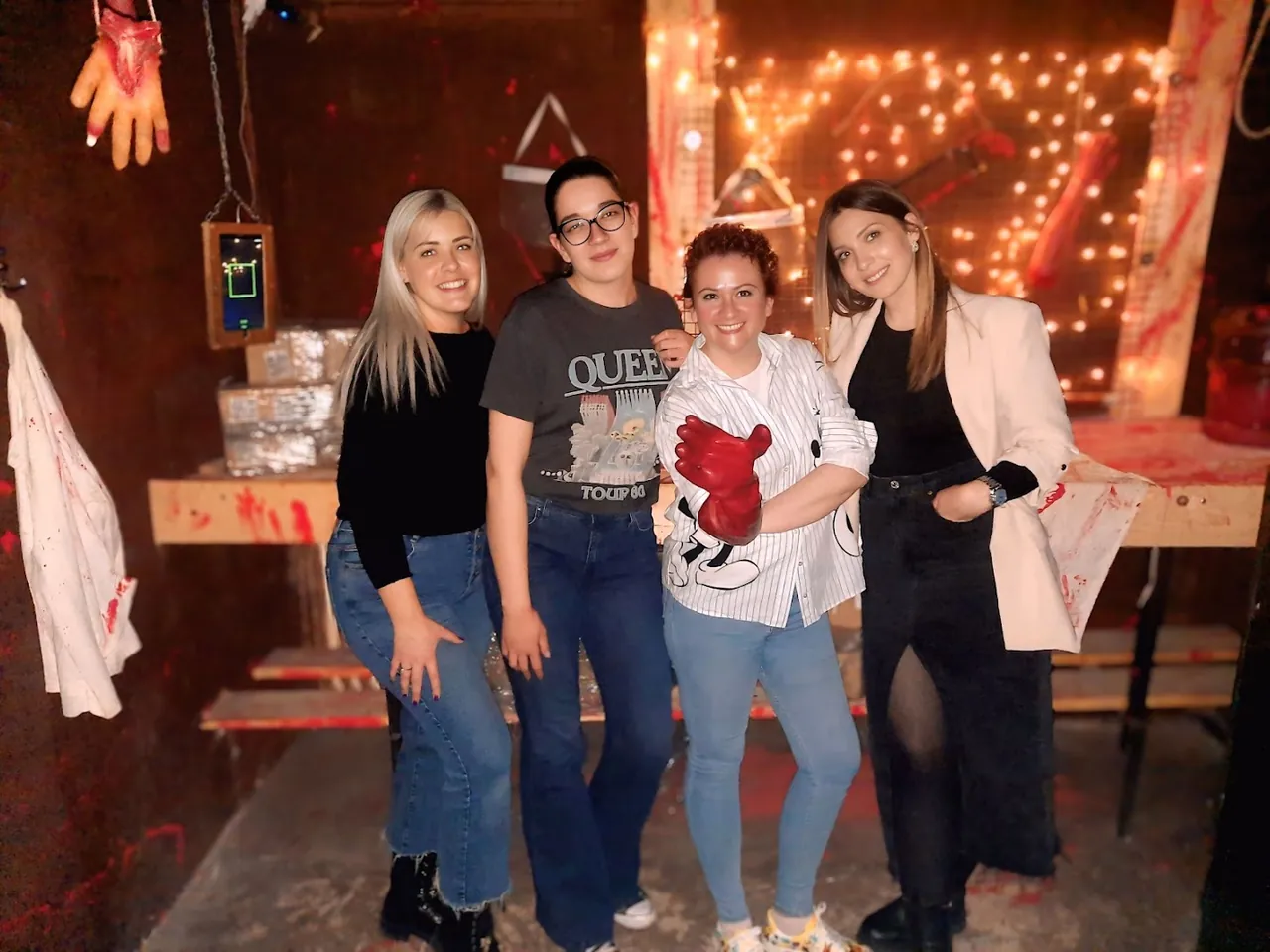 Ekipa rešava zagonetke u horor sobi Selektor — escape room Novi Sad