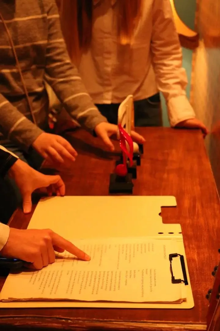 Zagonetka sa dokumentima na stolu u escape room sobi Door 404