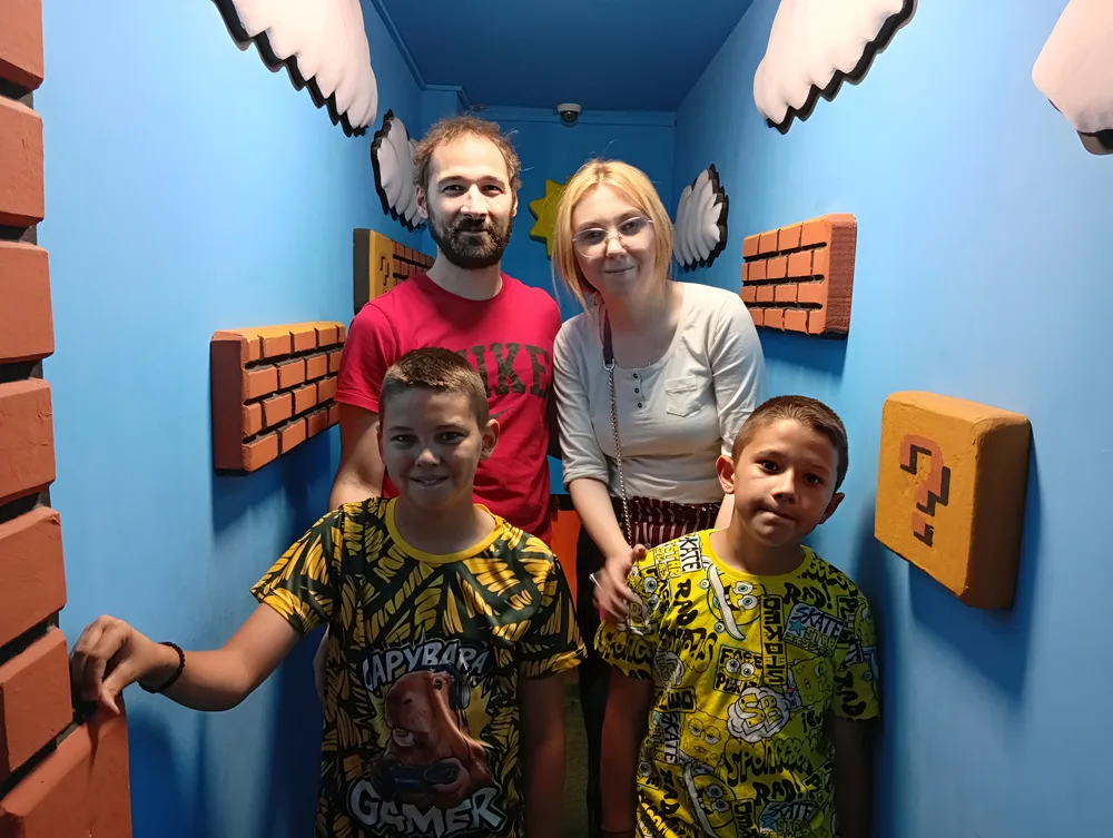 Dva dečaka sa roditeljima posle igre u escape room-u Door 404 Novi Sad