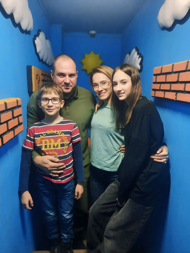 Dečak sa mamom, tatom i sestrom posle escape room igre u Door 404 Novi Sad