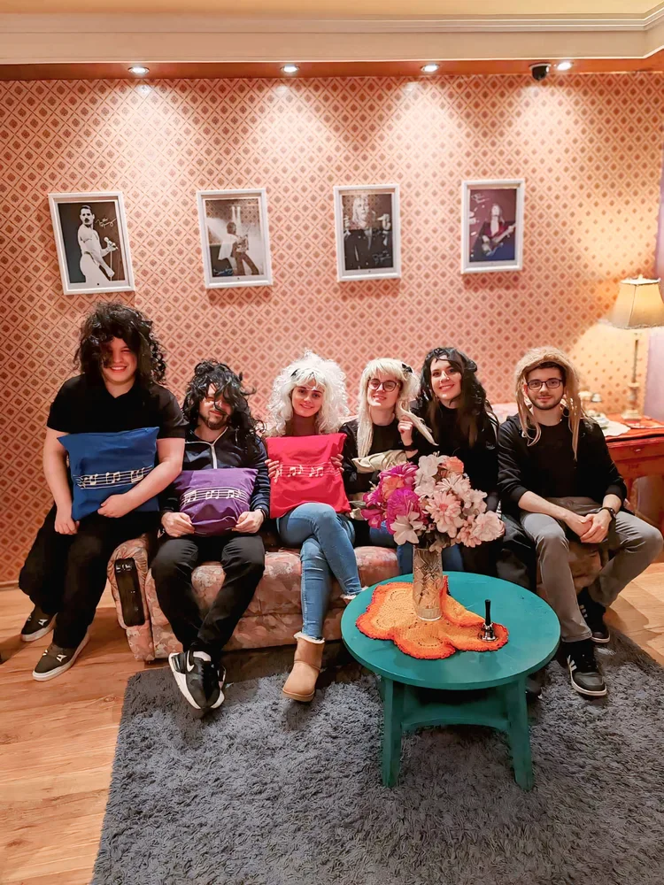 Tinejdžeri u perikama posle igre Njeno Visočanstvo u escape room-u Door 404