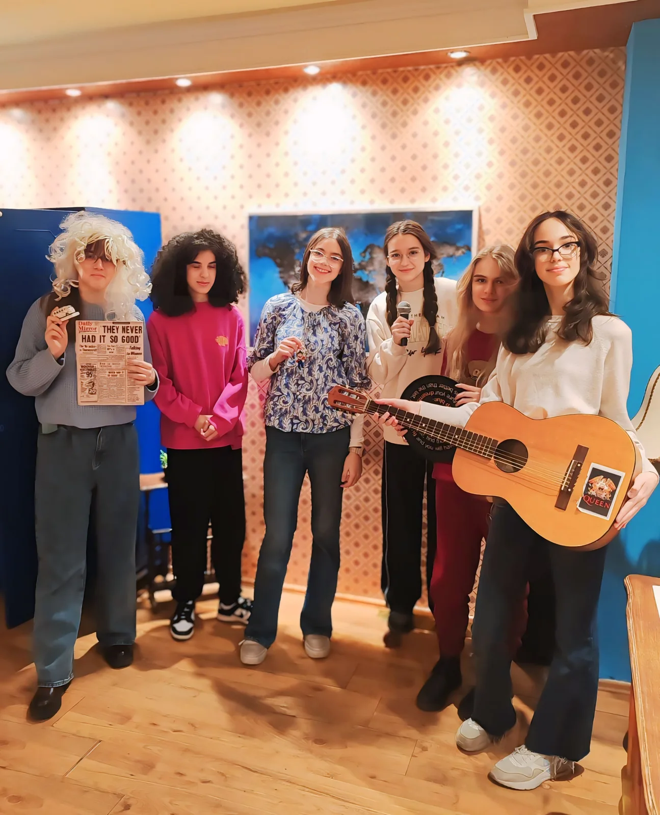 Ekipa sa gitarom posle igre Njeno Visočanstvo u Door 404 Novi Sad