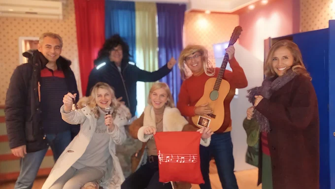 Game master i igrači u Door 404 escape room-u