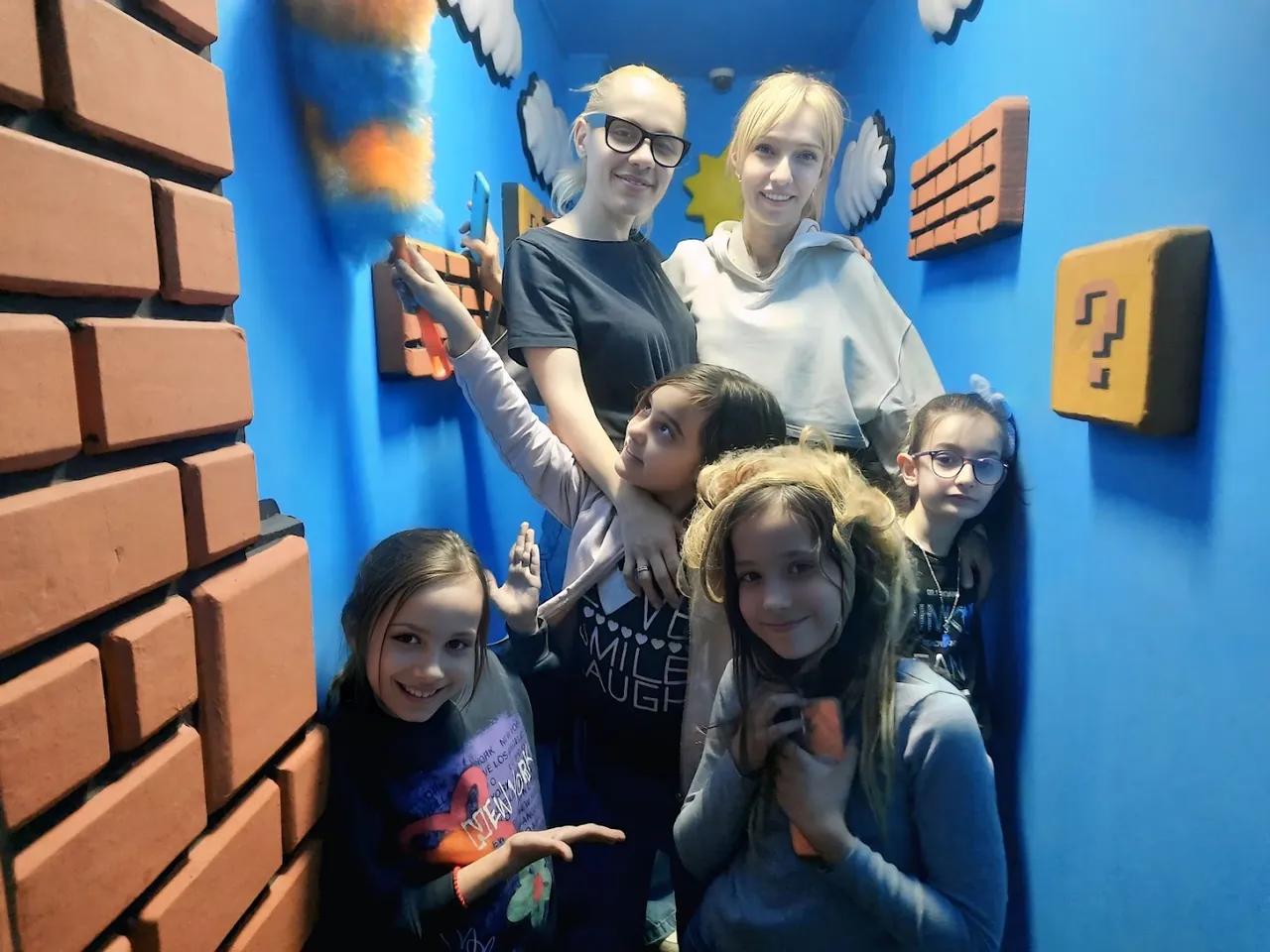 Devojčice sa mamama slave rođendan u escape room-u Door 404 u Novom Sadu