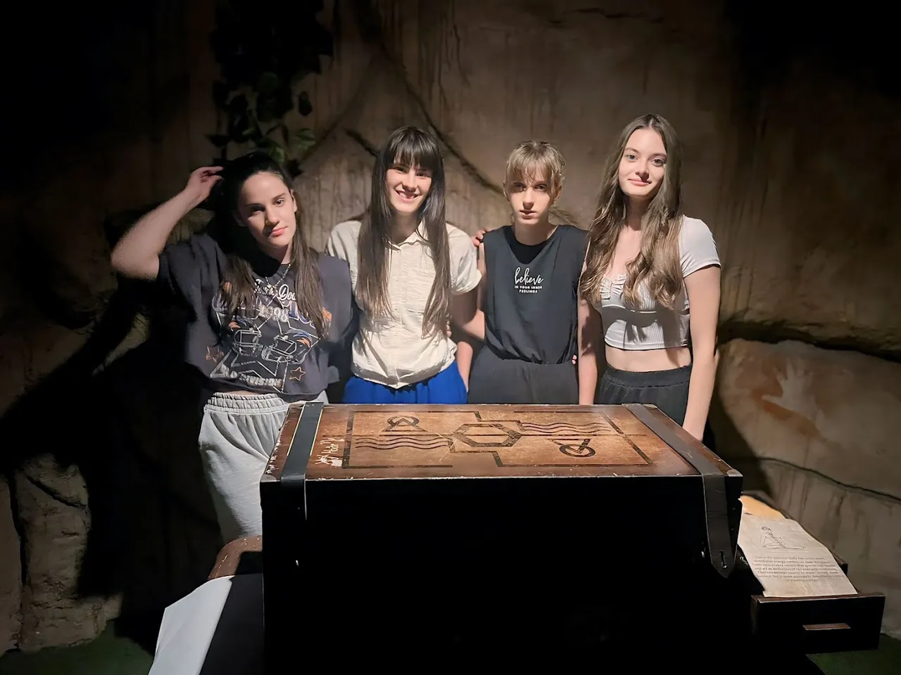 Deca i tinejdžeri u escape room sobi Kutija Izgubljenih Legendi — Door 404 Novi Sad