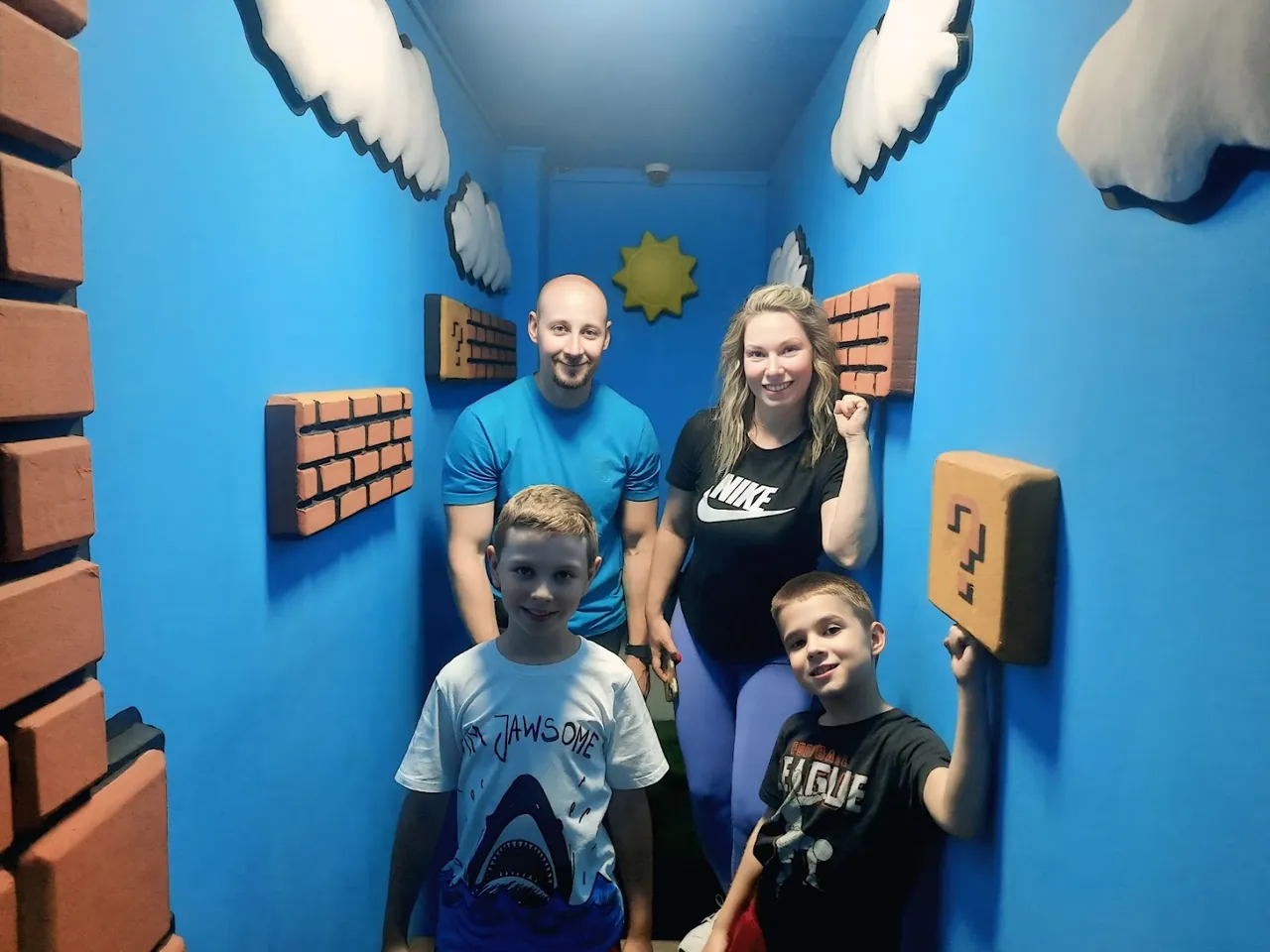 Porodica sa dvoje dece na proslavi rođendana u escape room-u Door 404 u Novom Sadu