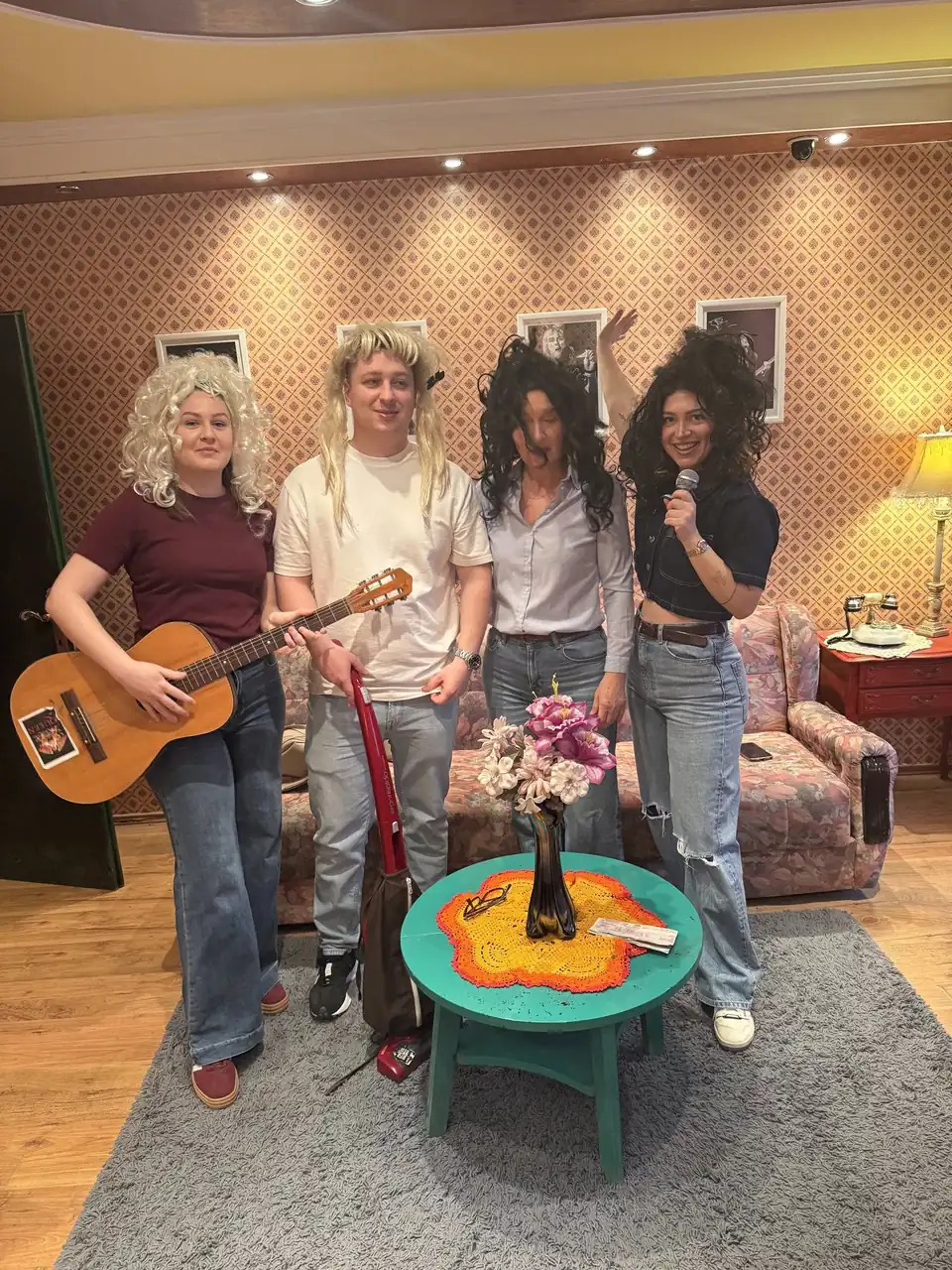Ekipa sa perikama i gitarom u retro sobi Njeno Visočanstvo — rođendanska proslava u Novom Sadu