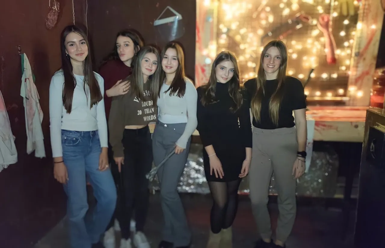 Tinejdžerke na rođendanskoj proslavi u escape room-u Door 404 Novi Sad