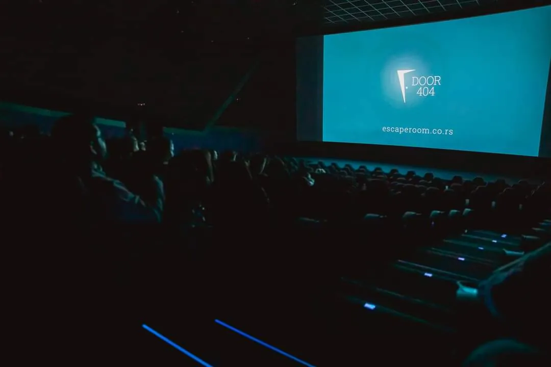 Logo Door 404 na velikom platnu bioskopa pred projekciju