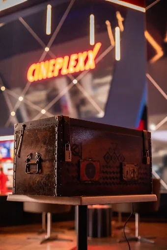 Kovčeg iz Kutije Izgubljenih Legendi na postolju ispred svetleće Cineplexx table u holu bioskopa