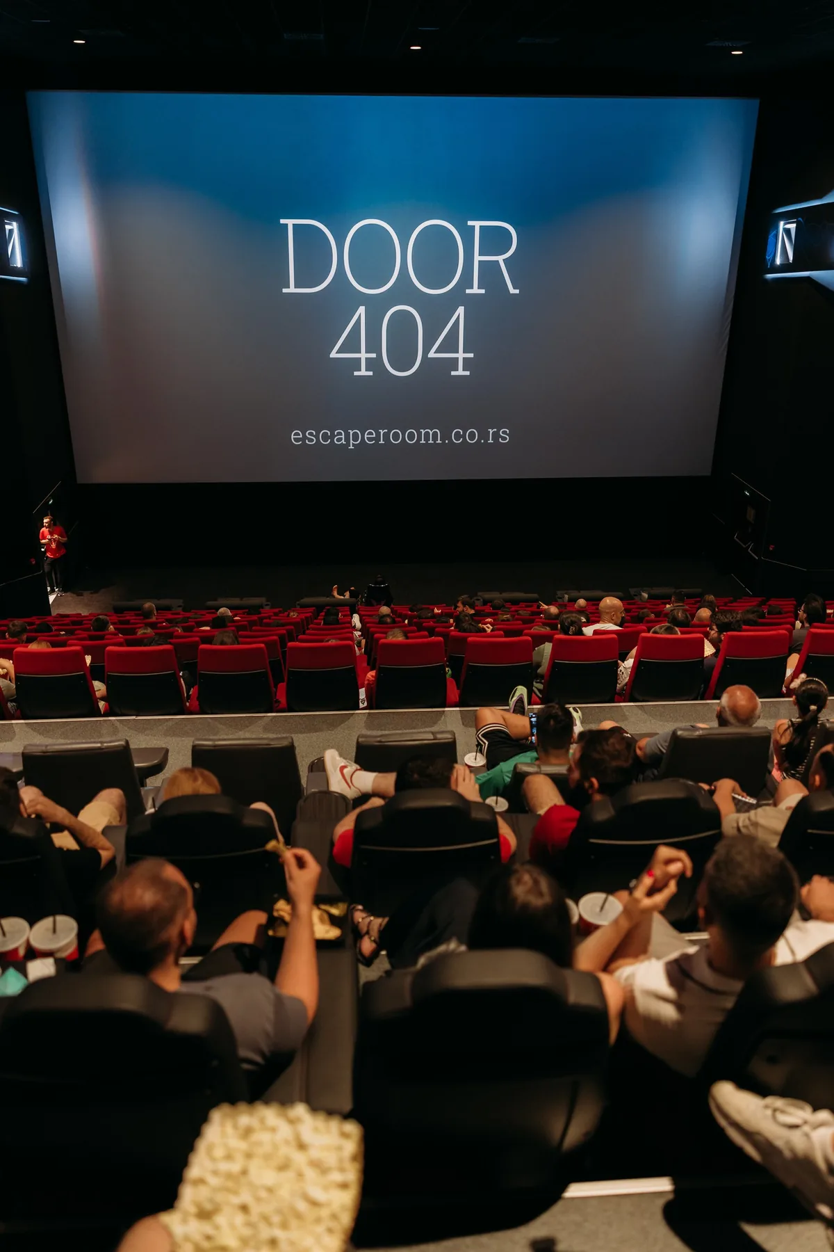 Puna bioskopska sala pred početak projekcije, Door 404 na platnu, Blockbuster Night u Novom Sadu