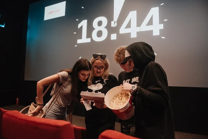 Ekipa sa kokicama čita trag u bioskopskoj sali pred projekciju, escape igra Door 404