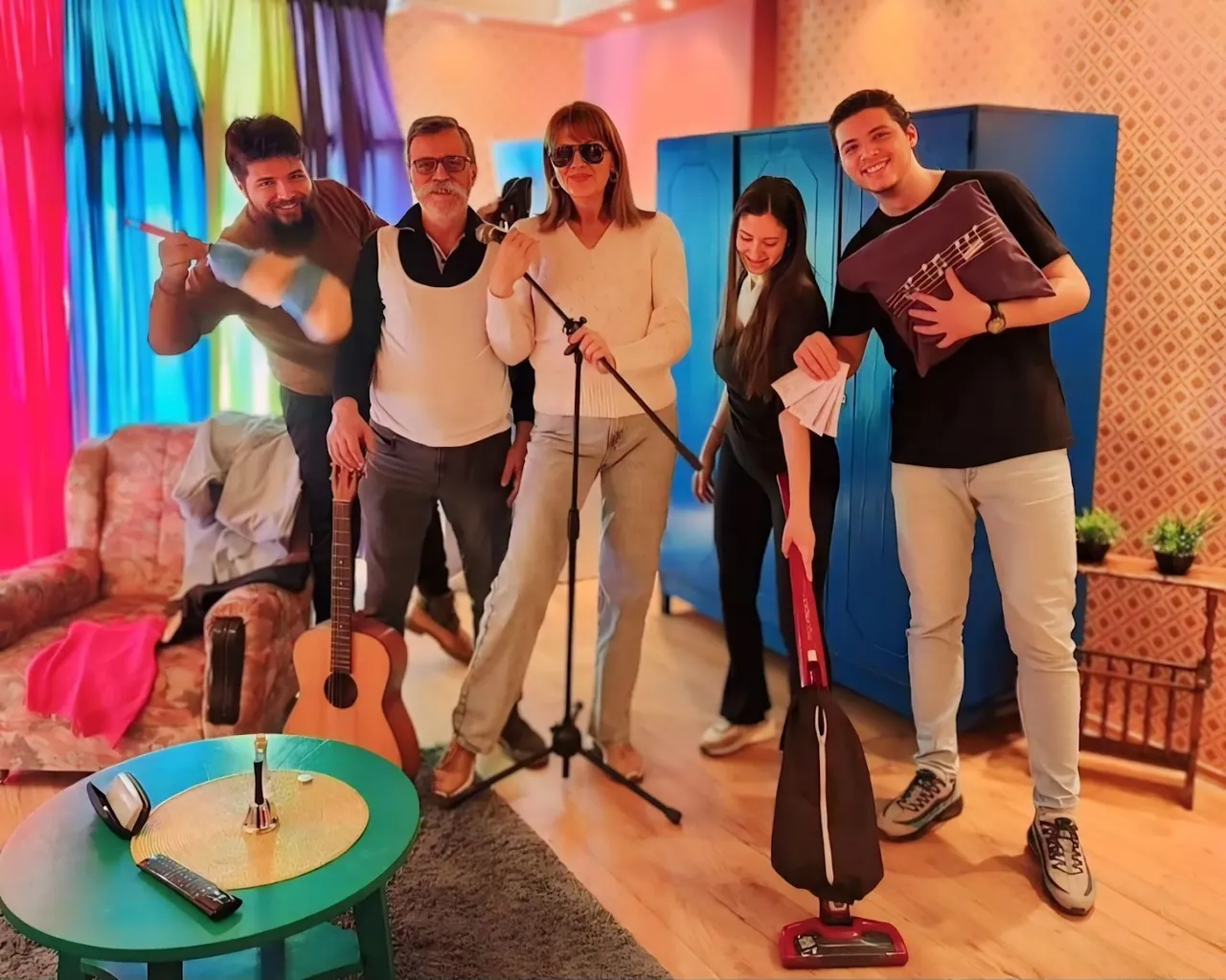 Ekipa u retro sobi Njeno Visočanstvo — escape room Door 404 Novi Sad