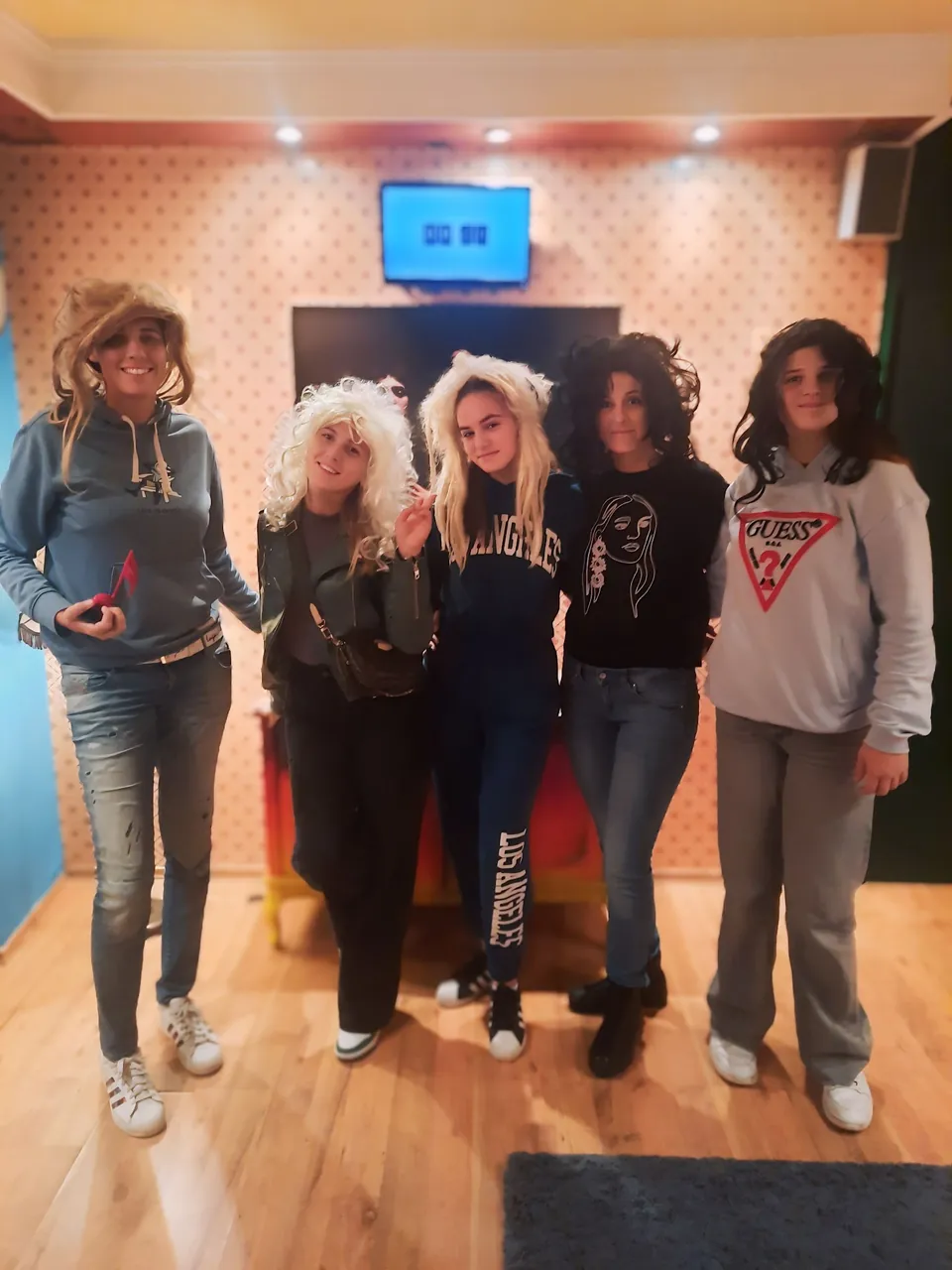 Mali tim kolega na team buildingu u escape room-u Door 404 Novi Sad